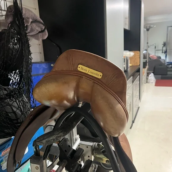 Brown Leather Horse Saddle - Picture 2 of 3